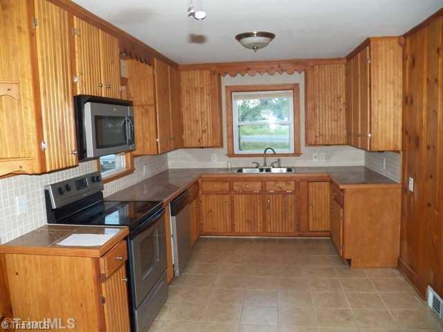 527 Motor Road Winston-Salem, NC 27105 - Photo 3 of 10 Kitchen.