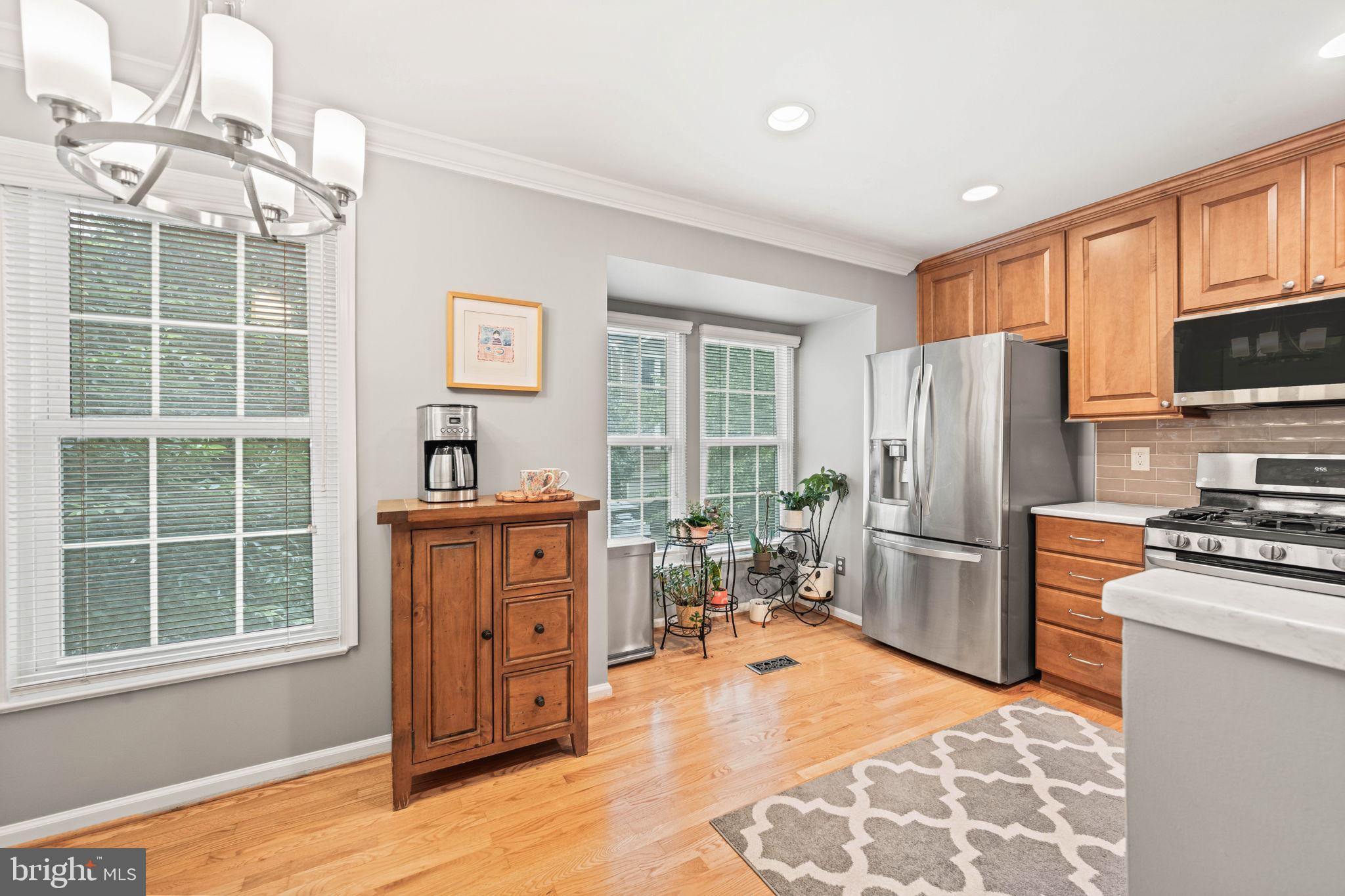 913 Rolfe Place Alexandria, VA 22314 - Photo 13 of 49 Table area, large windows -treetop views