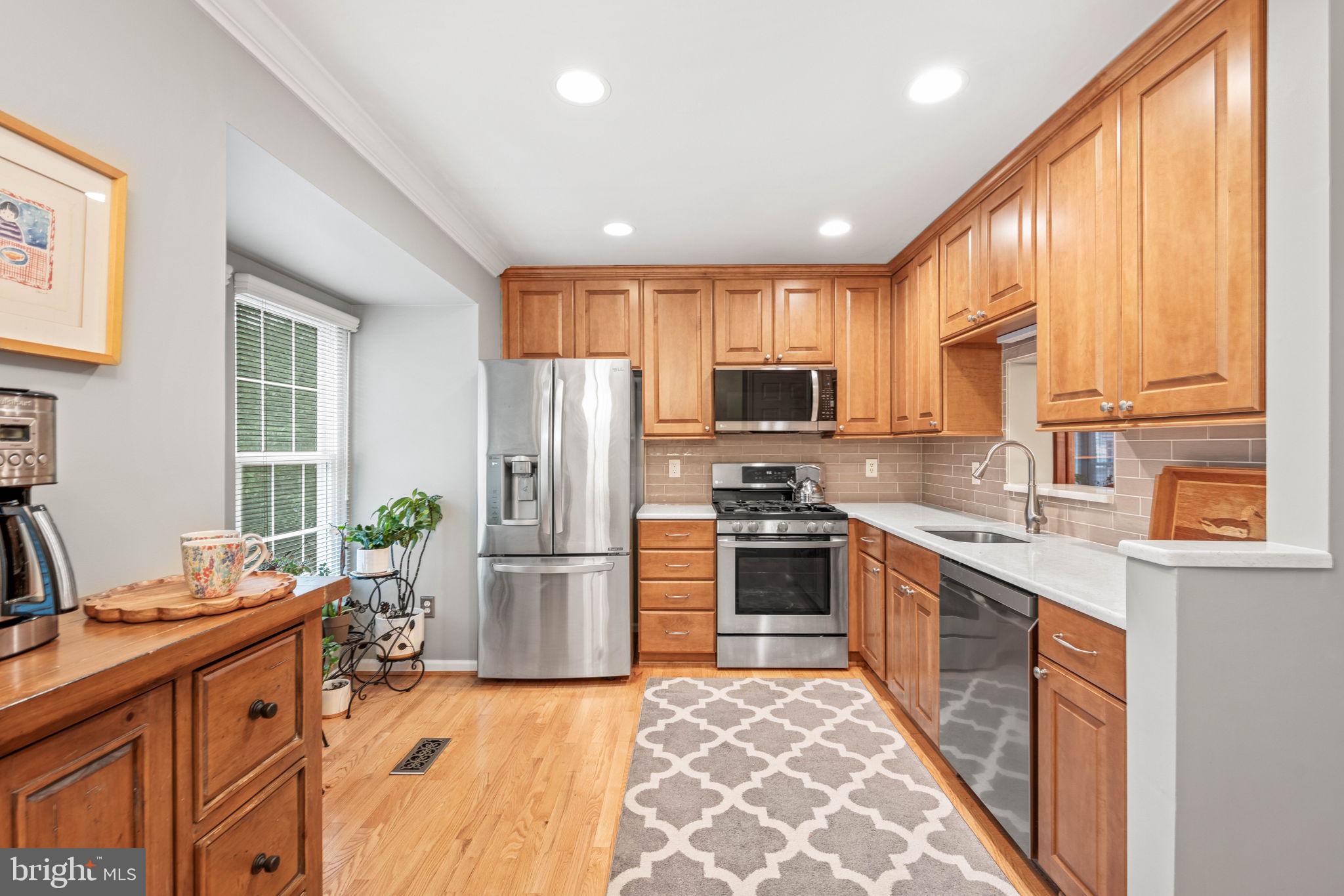 913 Rolfe Place Alexandria, VA 22314 - Photo 14 of 49 Cabinets and counterspace galore