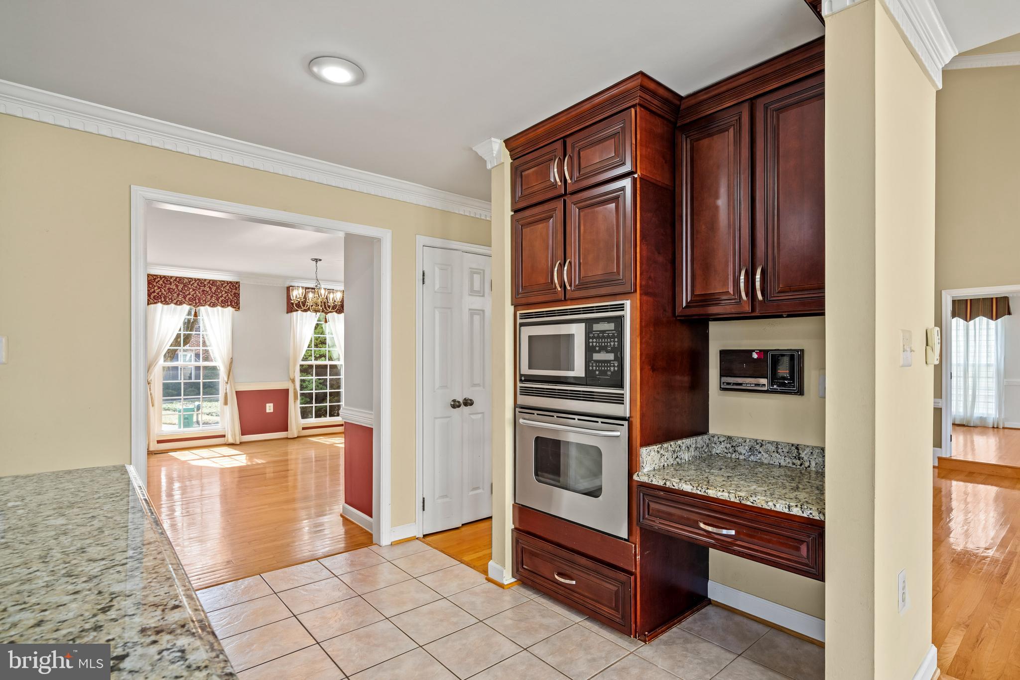 109 Englefield Drive Gaithersburg, MD 20878 - Photo 13 of 67 a kitchen with granite countertop a refrigerator and a stove