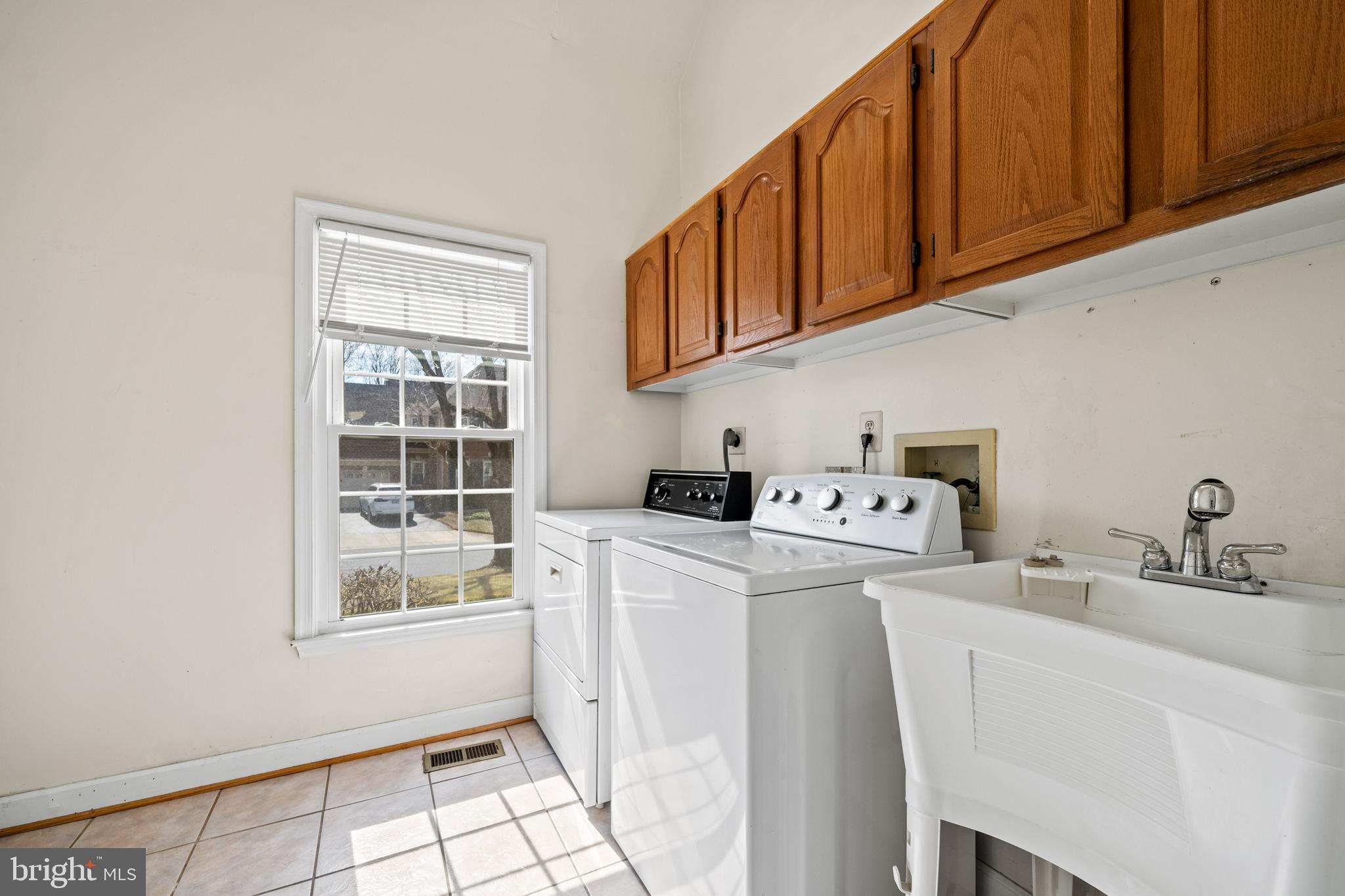 109 Englefield Drive Gaithersburg, MD 20878 - Photo 15 of 67 a utility room with closet dryer and washer