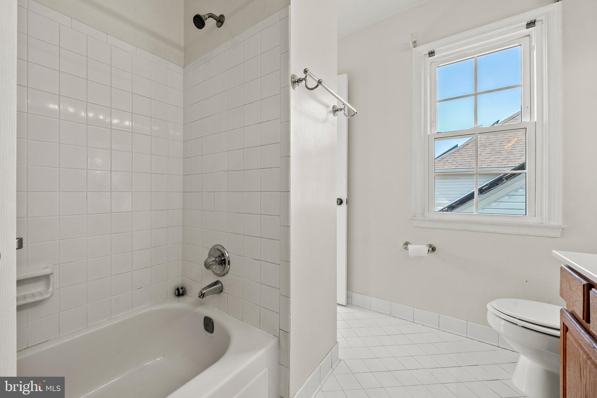 109 Englefield Drive Gaithersburg, MD 20878 - Photo 43 of 67 a bathroom with a bathtub