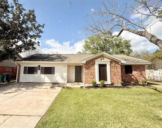 $1,950 | 109 Houston Street, Angleton, TX 77515