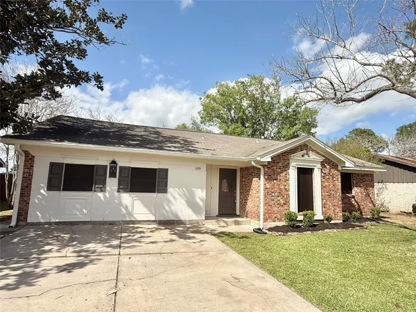 $1,950 | 109 Houston Street, Angleton, TX 77515