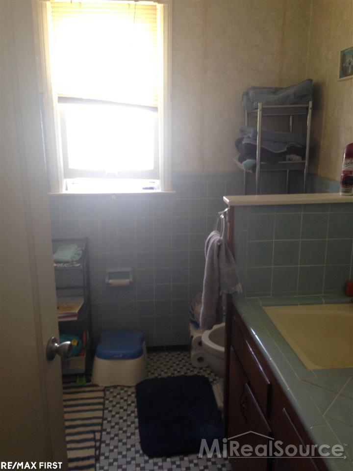 15368 Charles R Avenue Eastpointe, MI 48021 - Photo 7 of 9