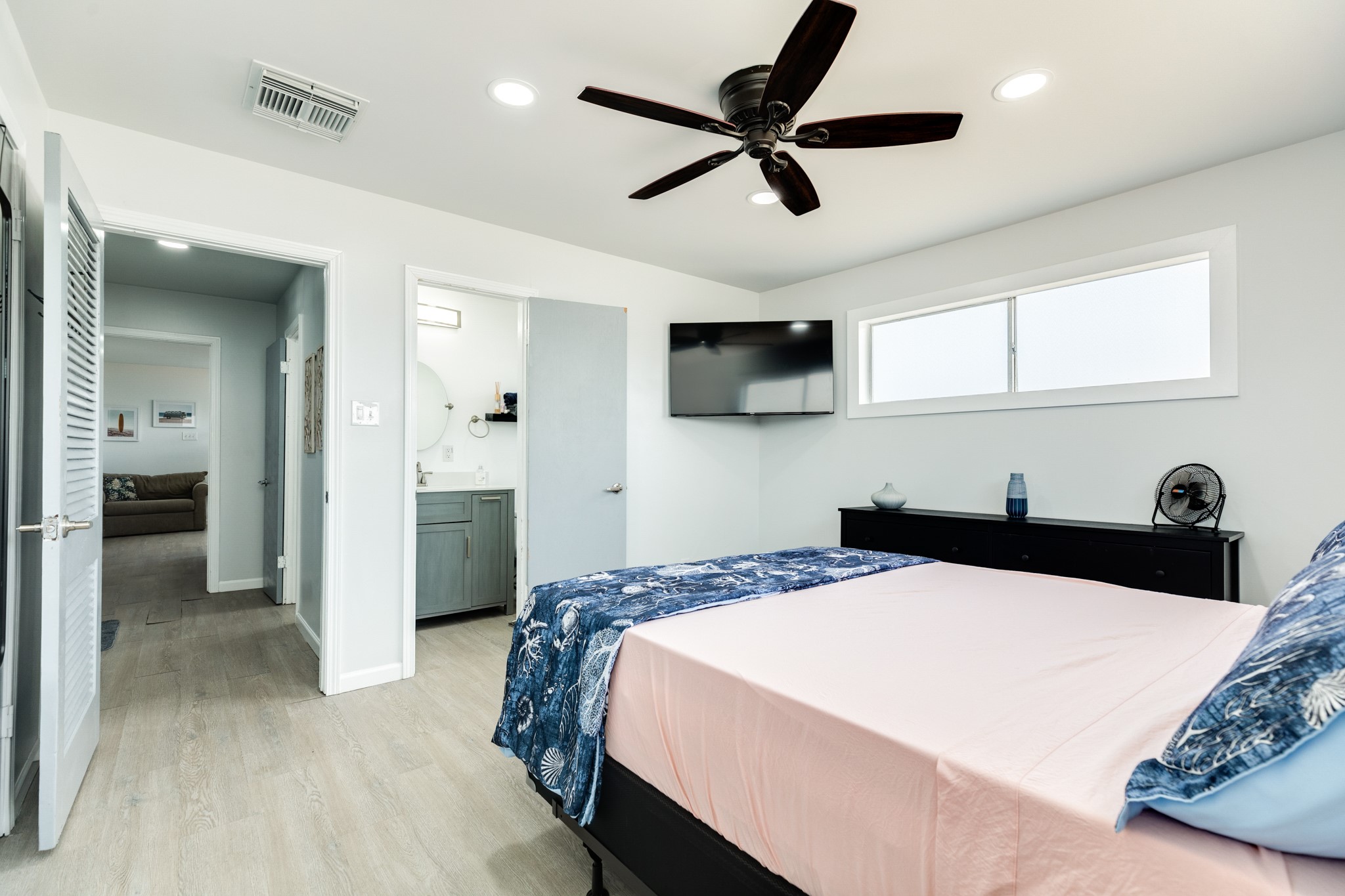 315 Seashell Drive Surfside Beach, TX 77541 - Photo 13 of 33 a bed room with a bed and a television