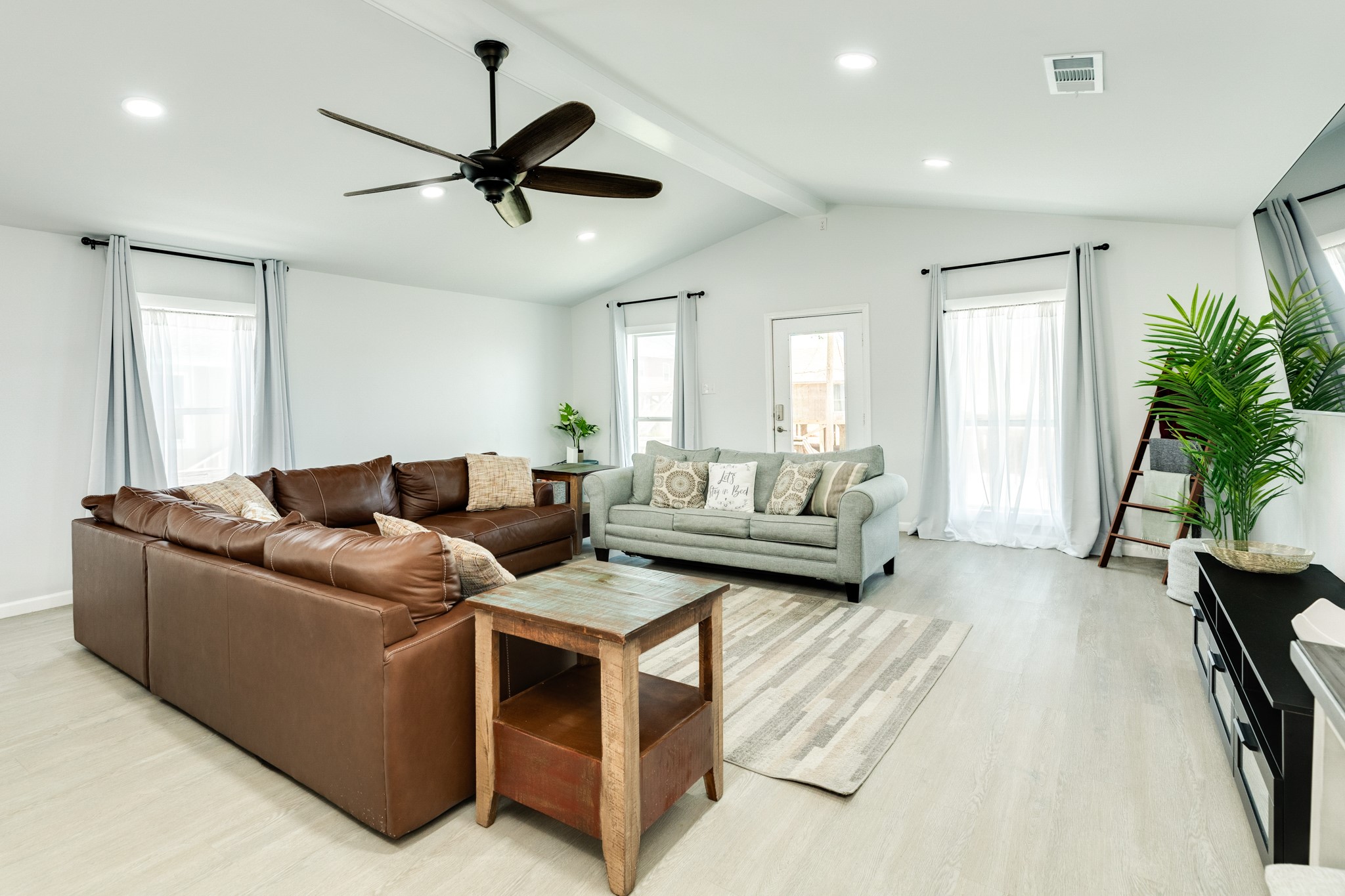 315 Seashell Drive Surfside Beach, TX 77541 - Photo 5 of 33 a living room with furniture