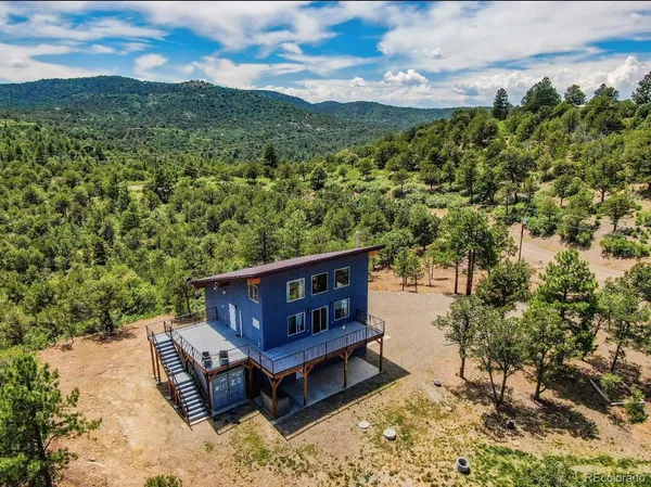 a view of a wooden bench with a yard