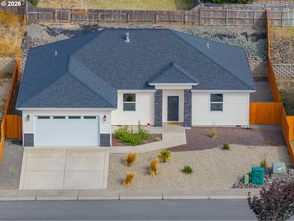 $585,000 | 1849 Steelhead Street, North Bend, OR 97459