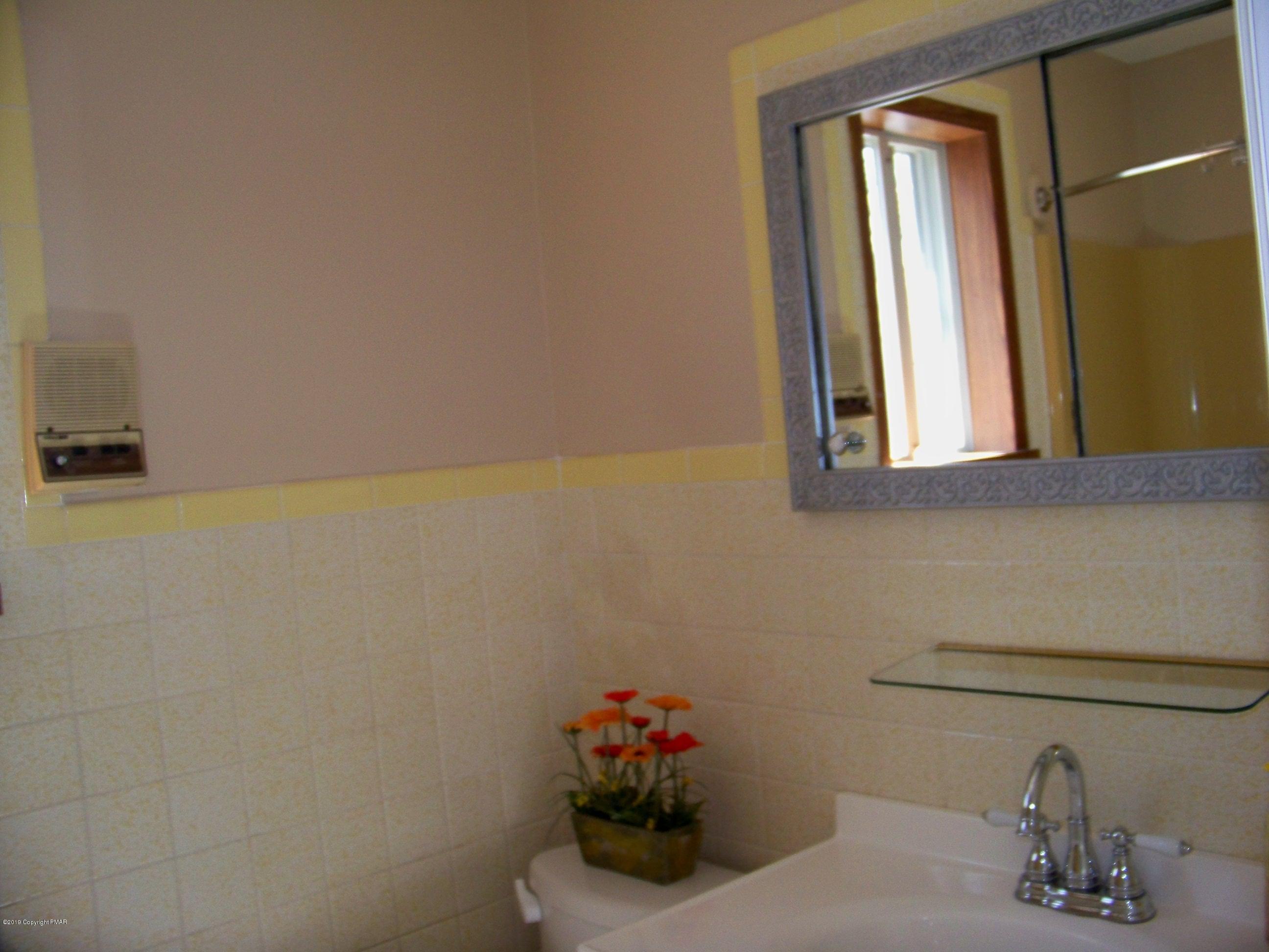 1180 Valleyview Circle Bushkill, PA 18324 - Photo 11 of 26 Main Bath