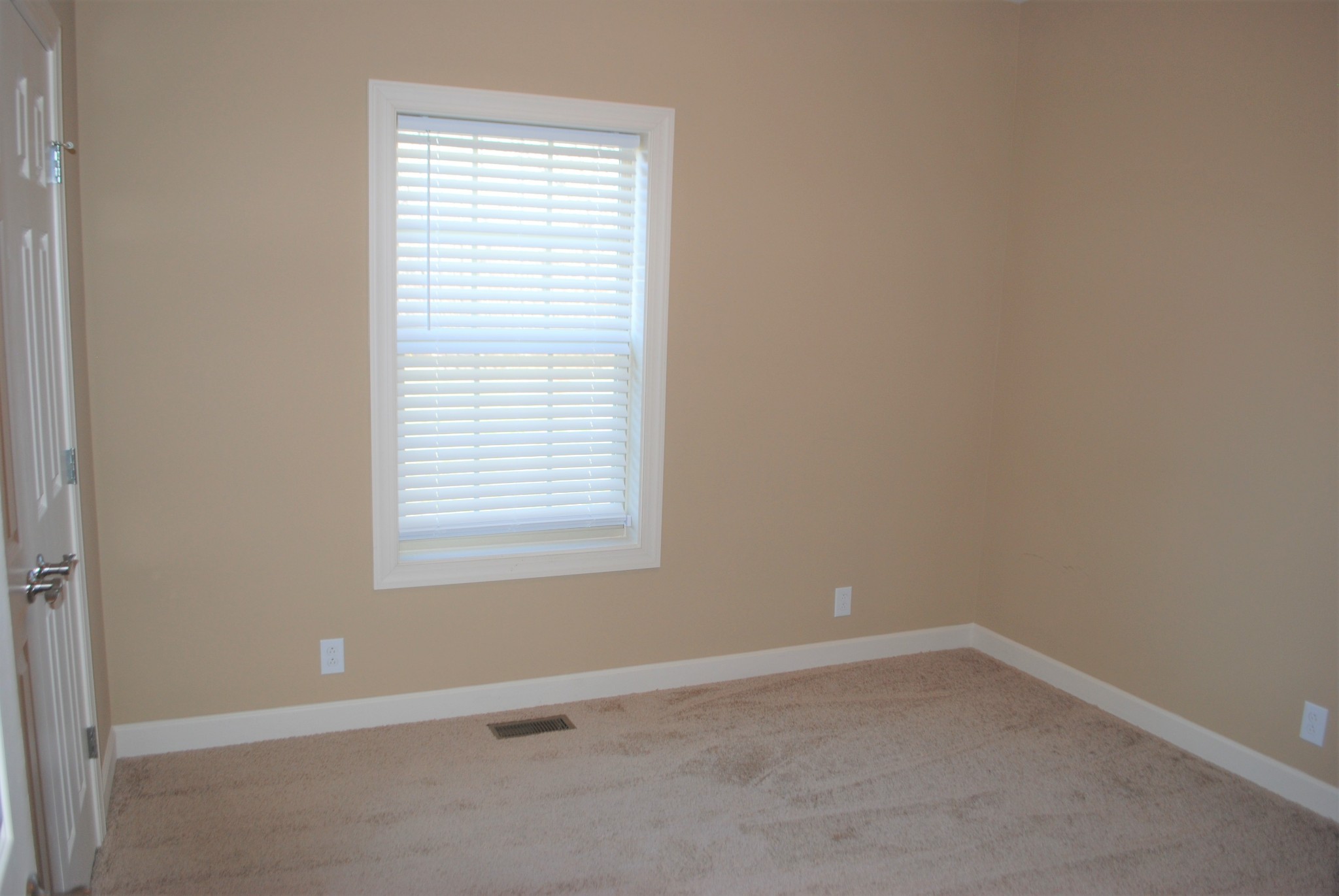 82 Diamond Road Manchester, TN 37355 - Photo 12 of 18 an empty room with a window