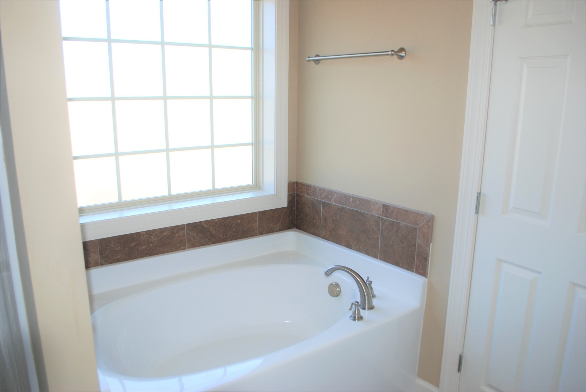 82 Diamond Road Manchester, TN 37355 - Photo 9 of 18 a bathroom with a bathtub