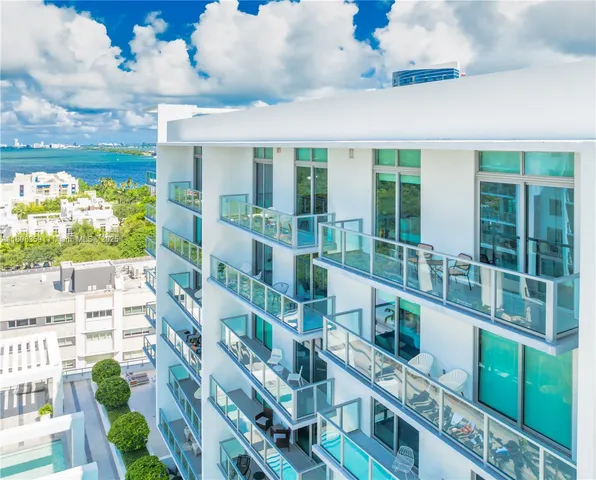 a picture of a lake view