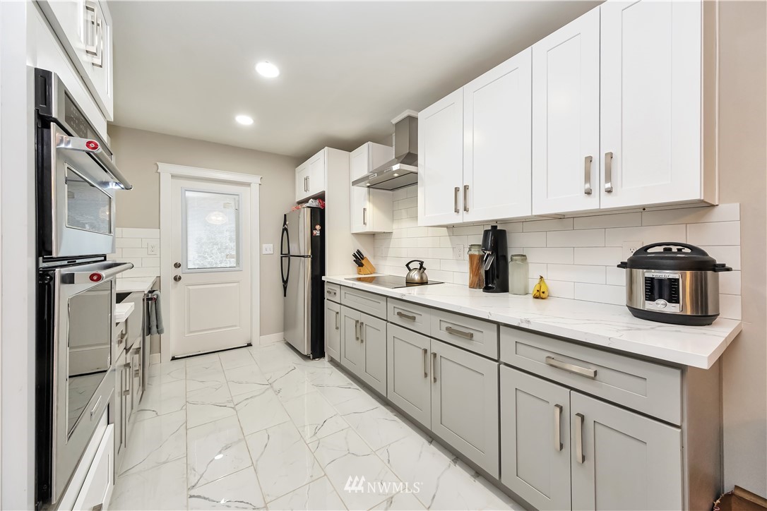 10255 Renton Avenue South Seattle, WA 98178 - Photo 2 of 15 Gallery Image 2