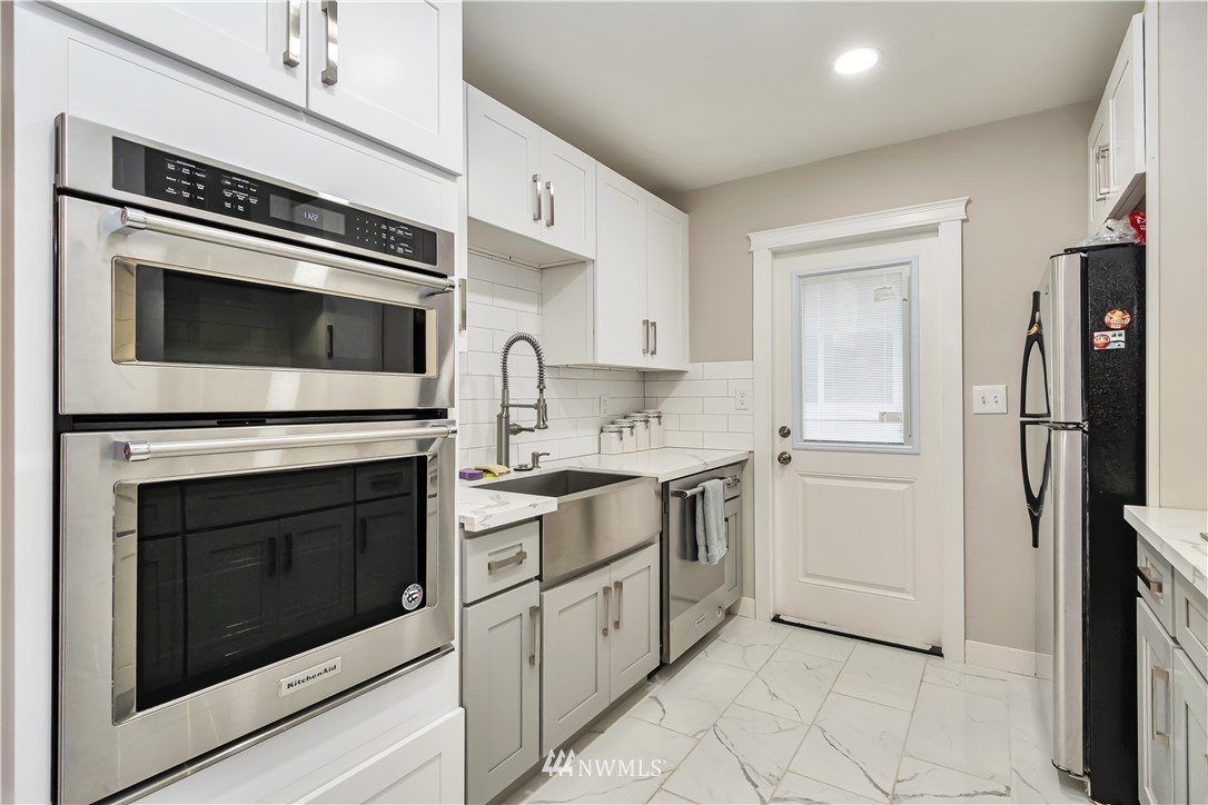 10255 Renton Avenue South Seattle, WA 98178 - Photo 3 of 15 Gallery Image 3