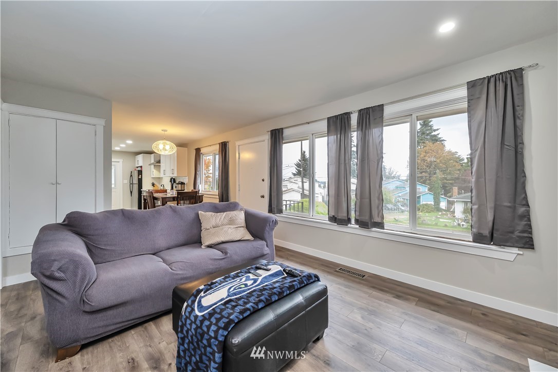 10255 Renton Avenue South Seattle, WA 98178 - Photo 5 of 15 Gallery Image 5