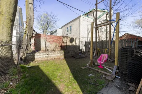 a view of back yard of the house