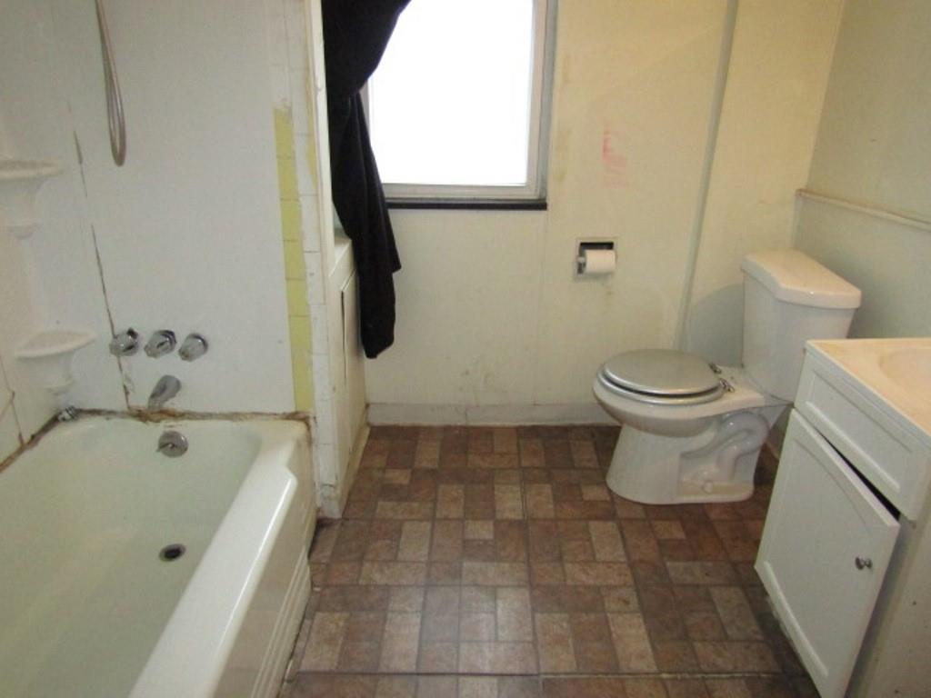 2348 McCook Street Pittsburgh, PA 15212 - Photo 15 of 27 a bathroom with a bathtub and toilet
