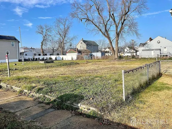 a view of a yard with a house