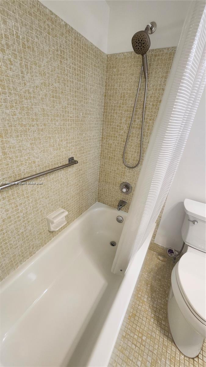 4065 Lyndhurst North, Unit 4065 Deerfield Beach, FL 33442 - Photo 14 of 34 a bathroom with a bathtub and a toilet