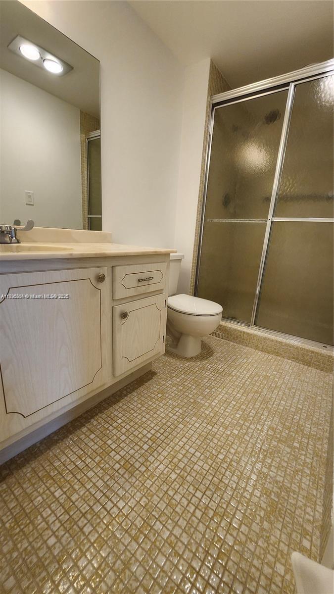 4065 Lyndhurst North, Unit 4065 Deerfield Beach, FL 33442 - Photo 16 of 34 a bathroom with a sink a toilet and a mirror