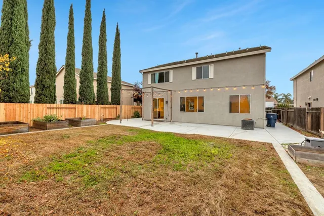 a view of a house with backyard and garden