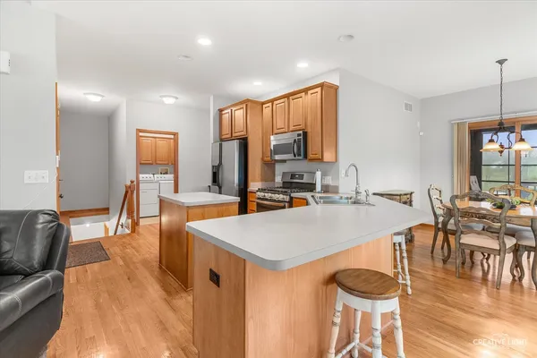 $400,000 | 574 Sudbury Circle, Oswego, IL 60543