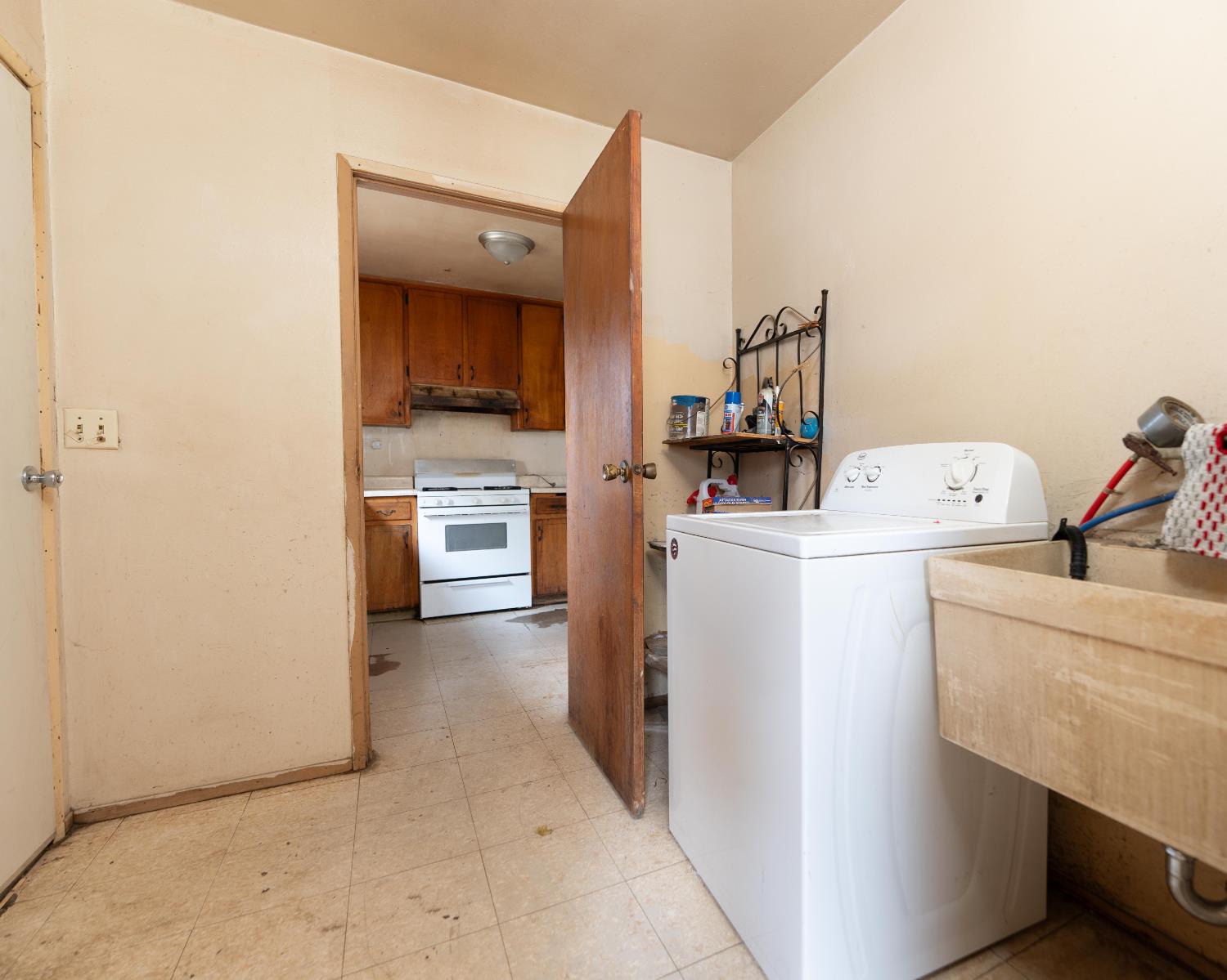 375 South Wall Street Shafter, CA 93263 - Photo 12 of 14 a utility room with dryer and washer
