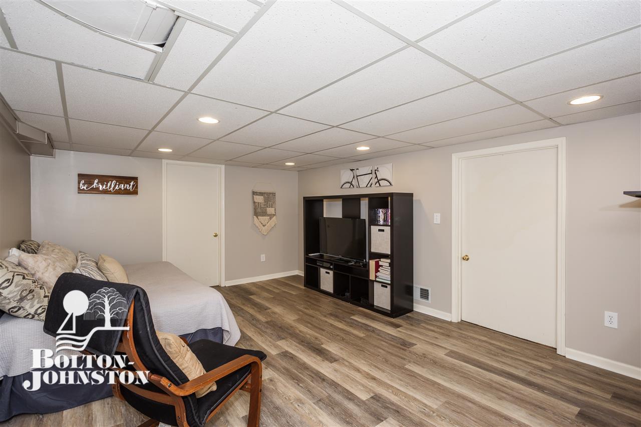 1718 Newcastle Road Grosse Pointe Woods, MI 48236 - Photo 27 of 39