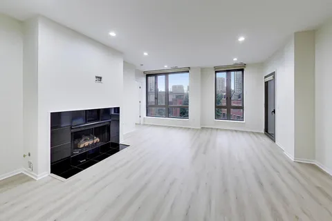 $550,000 | 400 North Clinton Street, Unit 401, Chicago, IL 60654