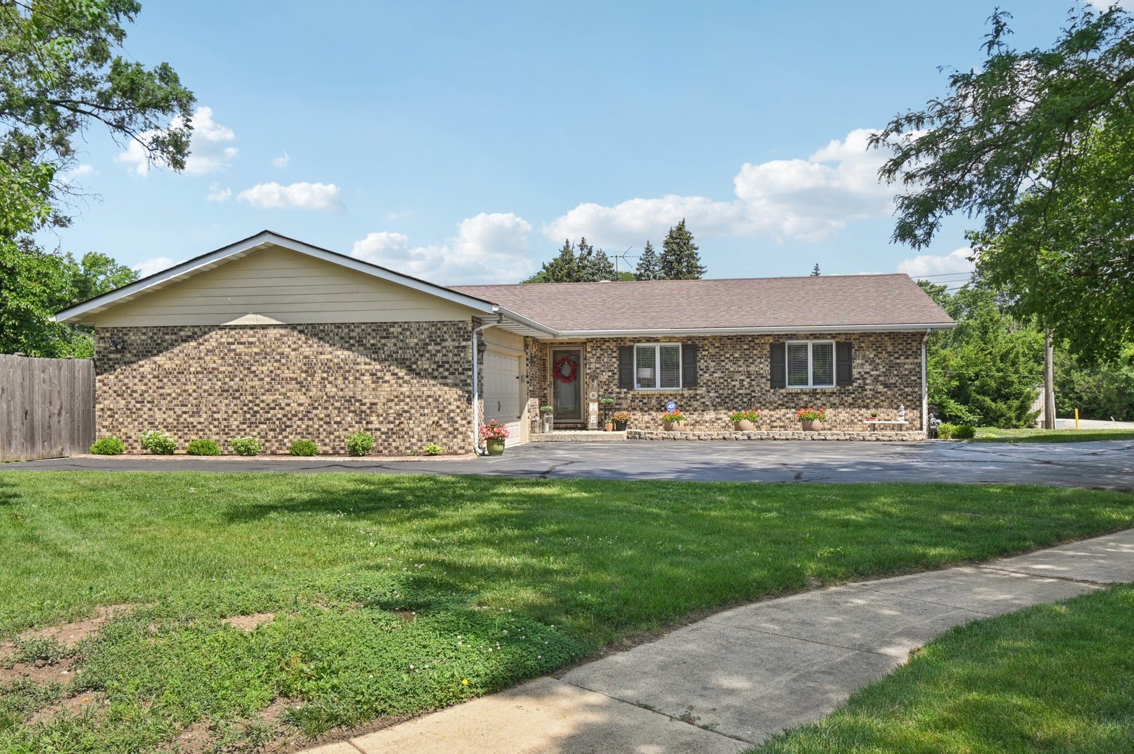 2720 Hobson Road Woodridge, IL 60517 - Photo 2 of 31 Gallery Image 2
