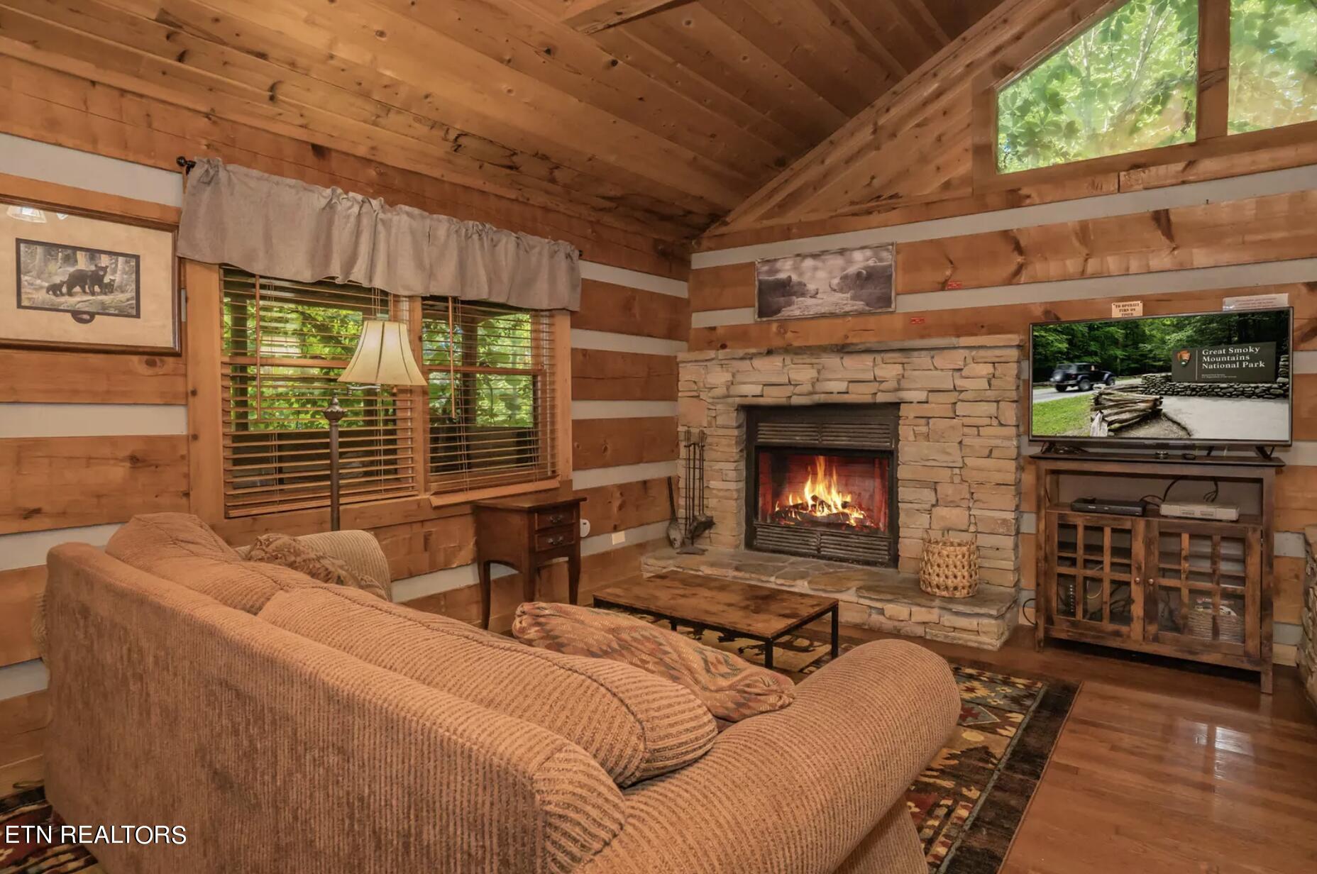 1615 Fantasy Way Sevierville, TN 37876 - Photo 3 of 16 Living space