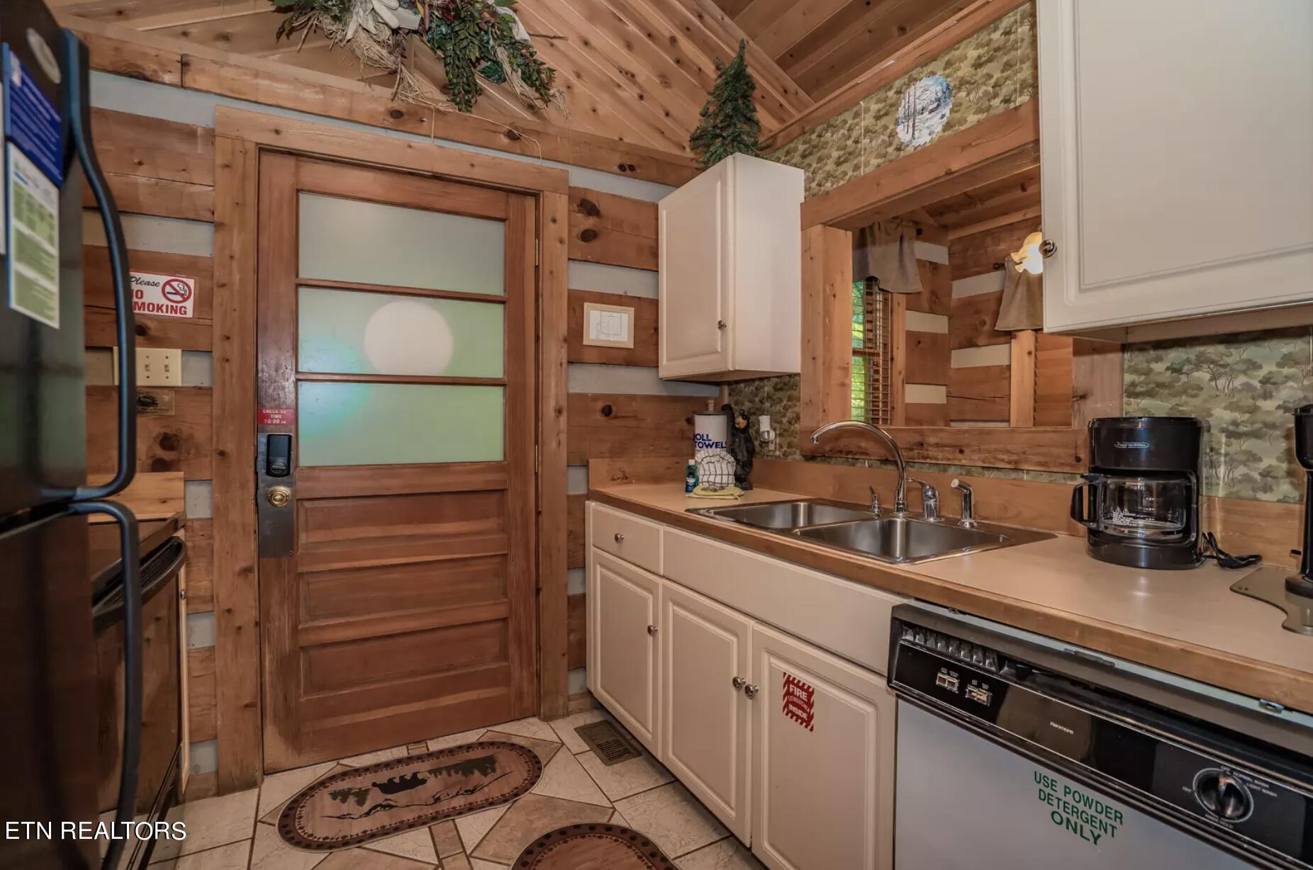 1615 Fantasy Way Sevierville, TN 37876 - Photo 6 of 16 Fully equipped kitchen