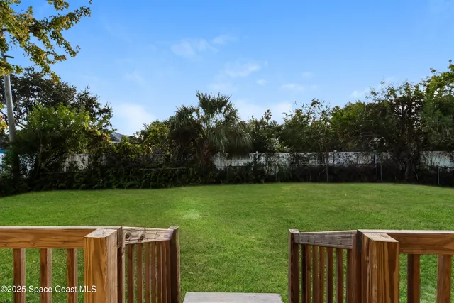 a view of a house with backyard and garden