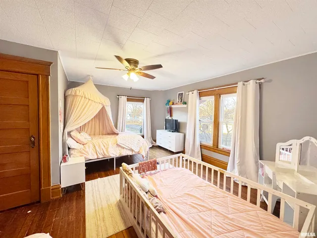 $285,000 | 401 Southwest Cross Street, Mount Sterling, IL 62353