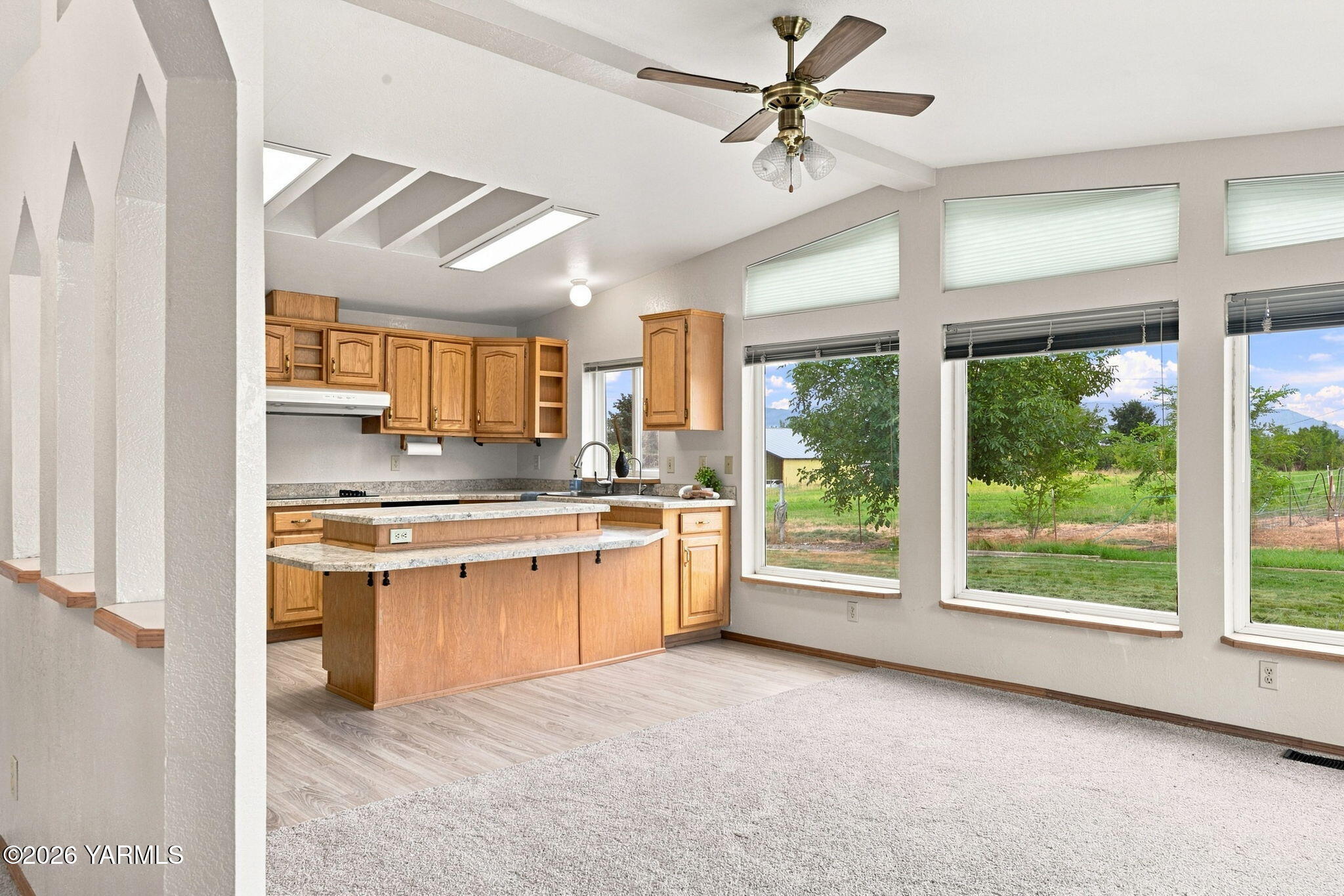 86 McGonagle Road Selah, WA 98942 - Photo 9 of 34 Family Room/Kitchen