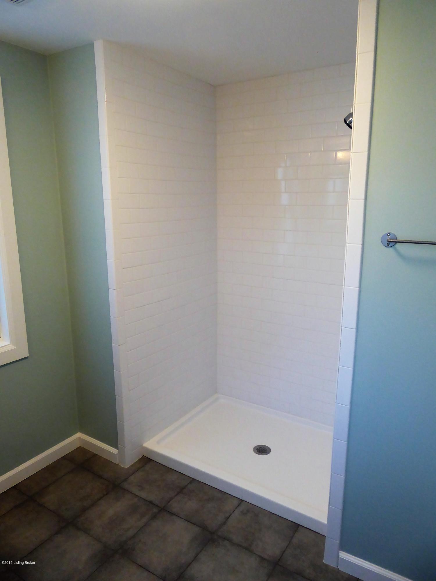 627 Country Club Road Louisville, KY 40206 - Photo 18 of 25 Bath2 Shower