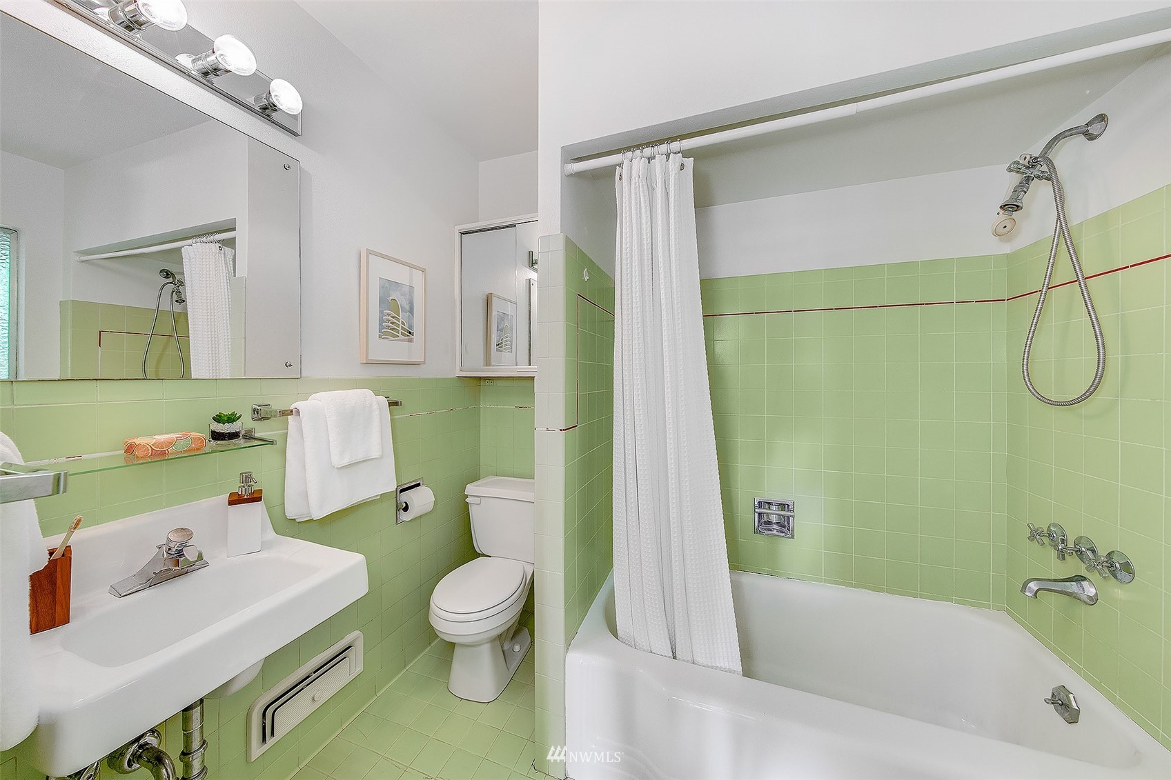 5540 Northeast Windermere Road Seattle, WA 98105 - Photo 13 of 40 a bathroom with a sink a toilet and a bathtub