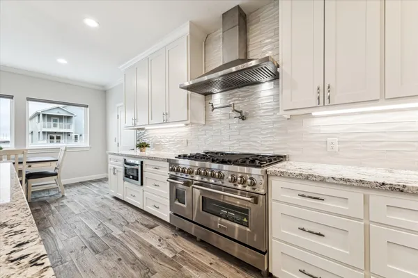 $1,516,480 | 430 Amanda Circle, Tiki Island, TX 77554