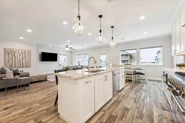 $1,516,480 | 430 Amanda Circle, Tiki Island, TX 77554