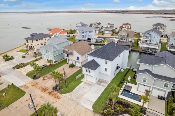 $1,516,480 | 430 Amanda Circle, Tiki Island, TX 77554