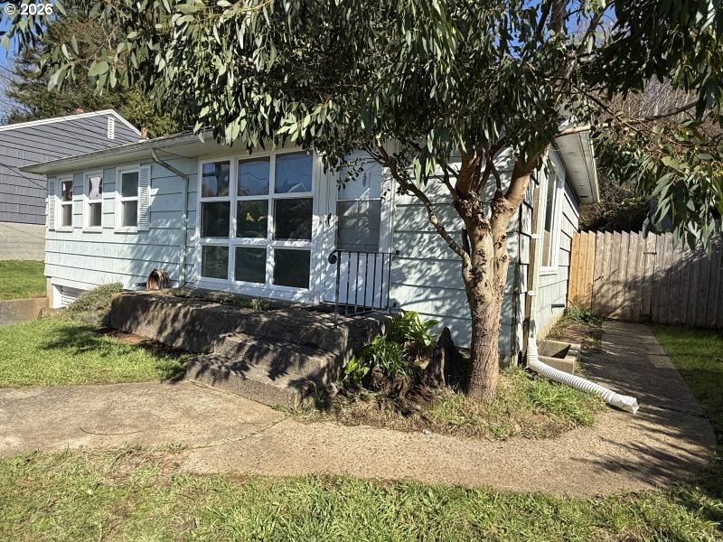 398 Atlantic Street Astoria, OR 97103 - Photo 5 of 36