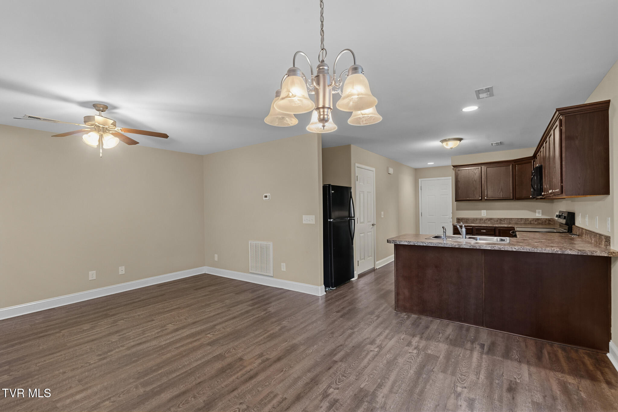 2927 Watauga Road, Unit 7 Johnson City, TN 37601 - Photo 6 of 16 Watauga u37 4