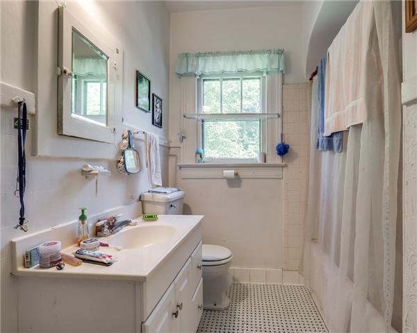 3908 Valley Road Nashville, TN 37205 - Photo 11 of 16 Upstairs hall bathroom