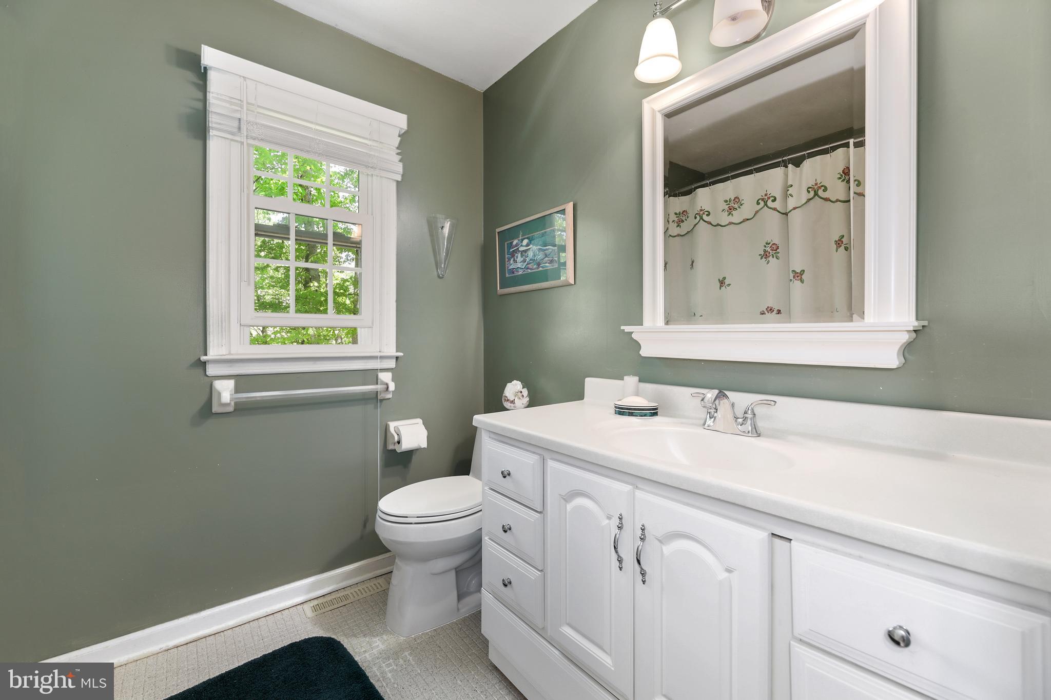 60 Lochatong Road Ewing, NJ 08628 - Photo 20 of 29 Full bath in hall with tub/shower.