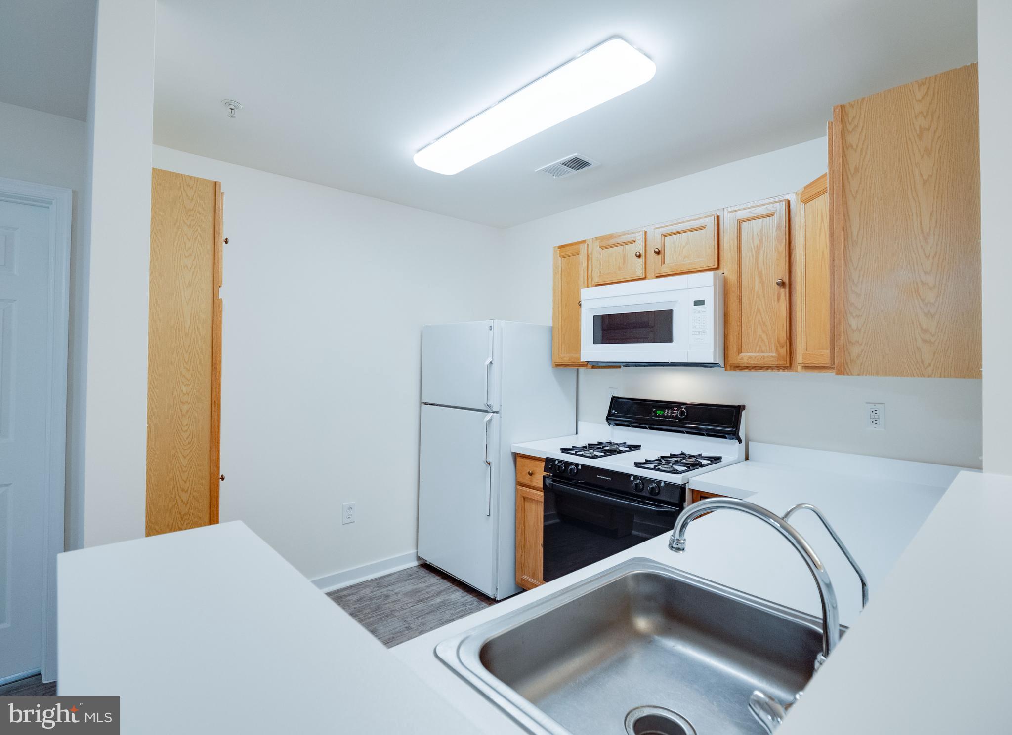 1049 Gardenview Loop, Unit 201 Woodbridge, VA 22191 - Photo 8 of 23 Kitchen