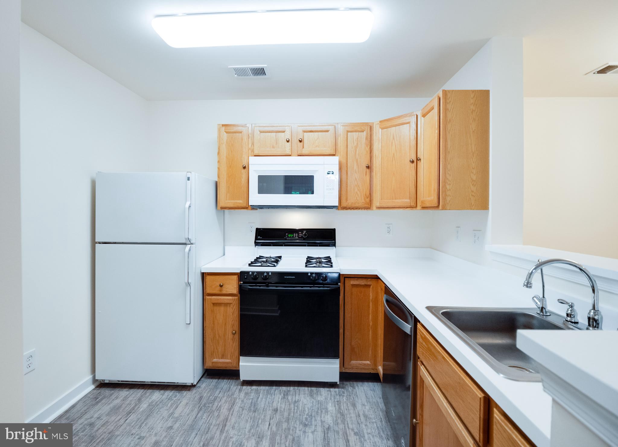 1049 Gardenview Loop, Unit 201 Woodbridge, VA 22191 - Photo 9 of 23 Kitchen