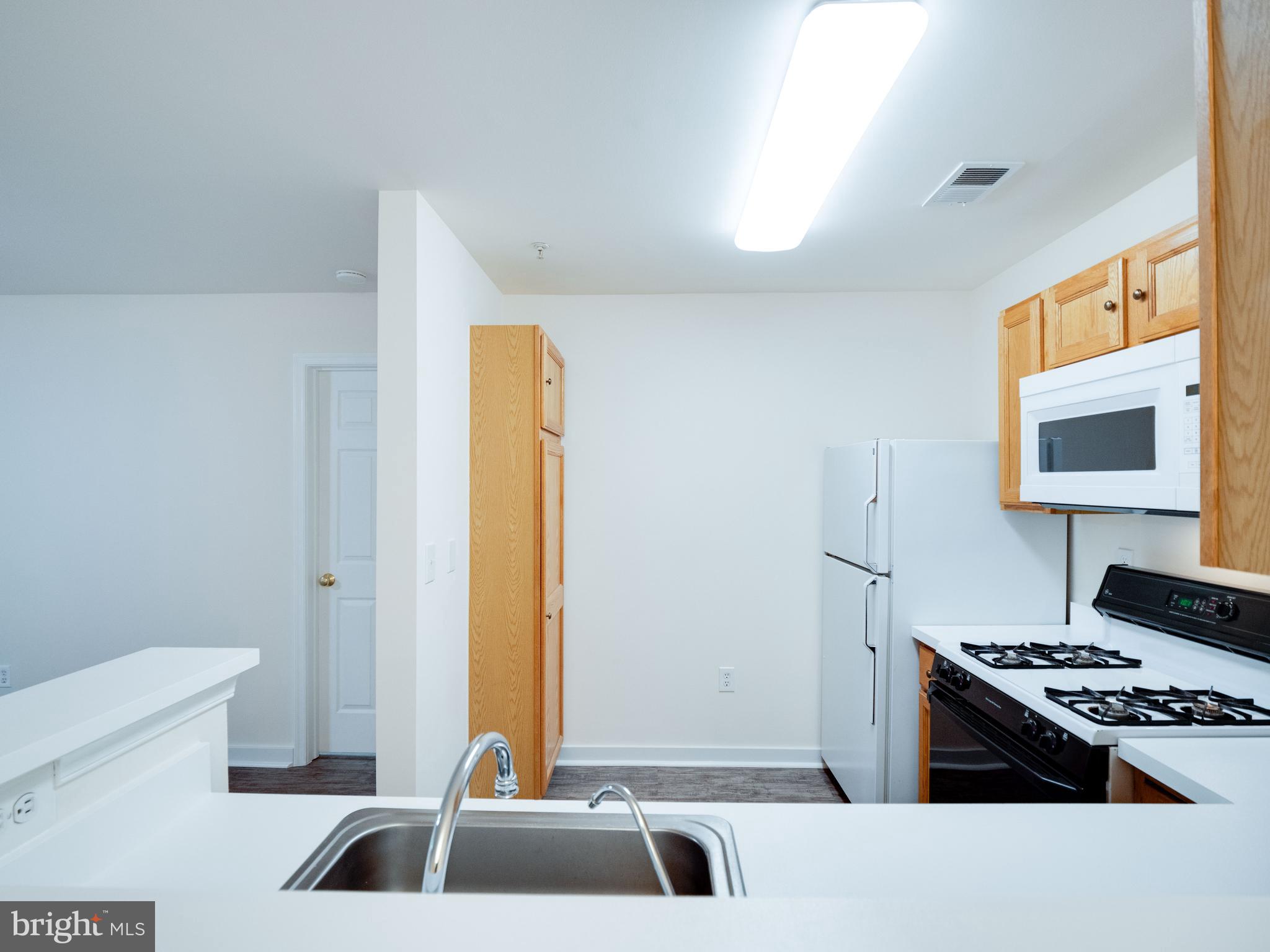 1049 Gardenview Loop, Unit 201 Woodbridge, VA 22191 - Photo 10 of 23 Kitchen