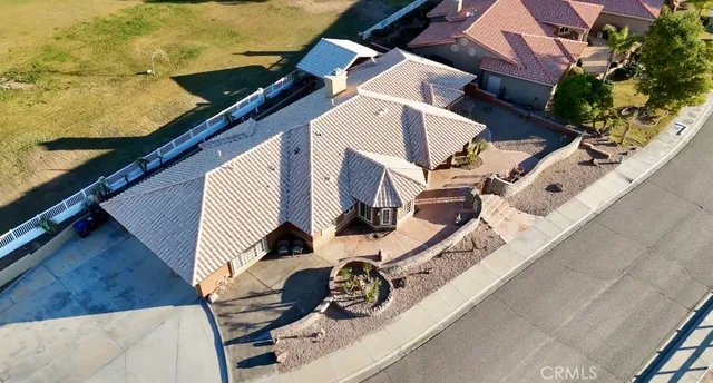a view of a house with backyard