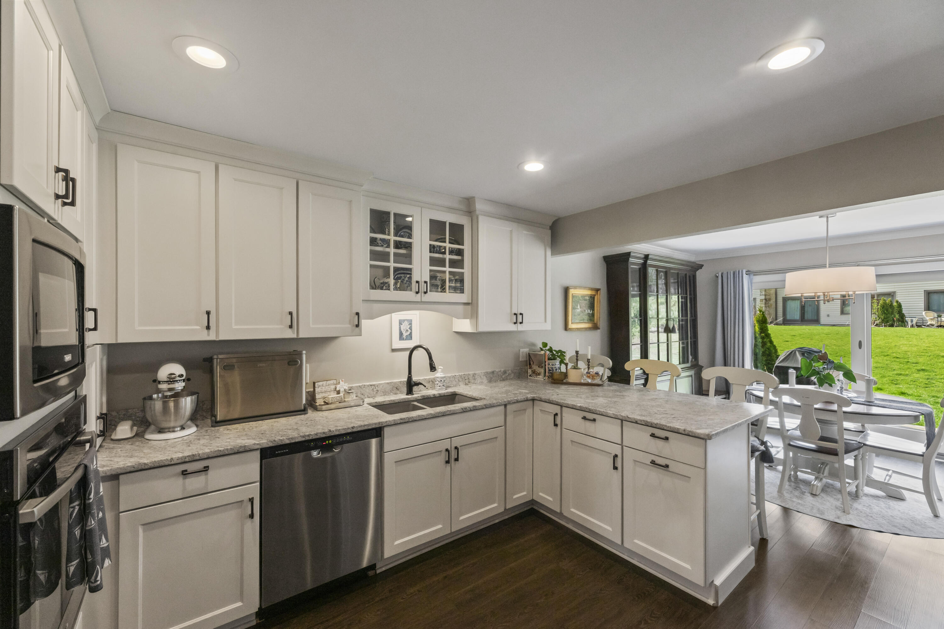 966 Valentine Road Oconomowoc, WI 53066 - Photo 11 of 40 Kitchen